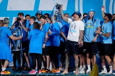 Manchester City oslavuje treble v uliciach mesta so svojimi fanúšikmi.