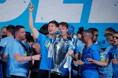 Manchester City oslavuje treble v uliciach mesta so svojimi fanúšikmi.