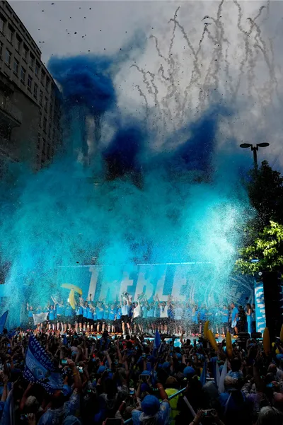 Manchester City oslavuje treble v uliciach mesta so svojimi fanúšikmi.