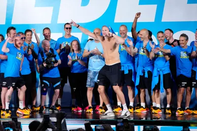 Manchester City oslavuje treble v uliciach mesta so svojimi fanúšikmi.