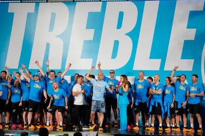 Manchester City oslavuje treble v uliciach mesta so svojimi fanúšikmi.