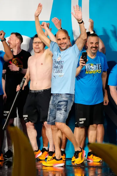 Manchester City oslavuje treble v uliciach mesta so svojimi fanúšikmi.