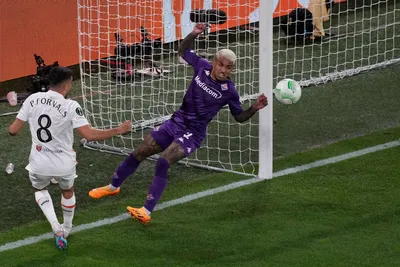 West Ham's Pablo Fornals fails to score during the Europa Conference League final soccer match between Fiorentina and West Ham at the Eden Arena in Prague, Wednesday, June 7, 2023. (AP Photo/Darko Vojinovic)

- XCONFERENCELEAGUEX