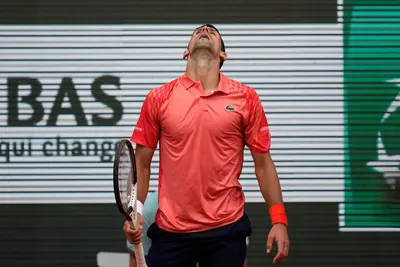 Novak Djokovič a jeho reakcia na nepodarenú výmenu o finále Roland Garros. 