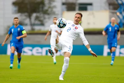 Peter Pekarík sa snaží spracovať loptu v zápase kvalifikácie na ME vo futbale 2024 Island - Slovensko.