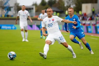 Stanislav Lobotka prihráva loptu v kvalifikačnom zápase na ME vo futbale 2024 Island - Slovensko.
