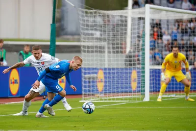 Juraj Kucka (vľavo) v súboji o loptu s Jonom Dagurom Porsteinssonom v zápase Island - Slovensko v rámci kvalifikácie na EURO 2024. 