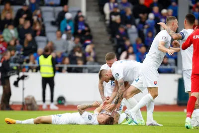 Prekvapený Tomáš Suslov leží na zemi po kurióznom góle v zápase Island - Slovensko v kvalifikácii EURO 2024.