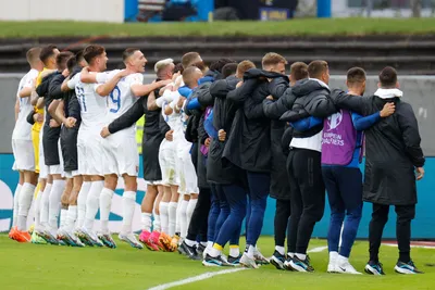 Slovenskí reprezentanti sa radujú z víťazstva nad Islandom 2:1 v kvalifikačnom zápase na EURO 2024. 