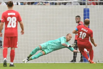 Brankár Milan Borjan chytá penaltu v odvetnom zápase 1. predkola Ligy majstrov FC Swift Hesper - ŠK Slovan Bratislava.