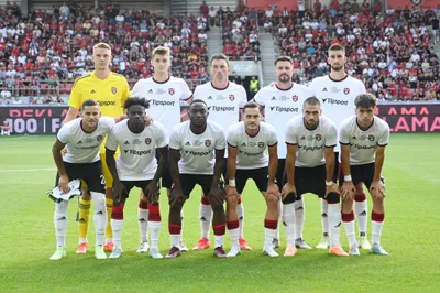 Na snímke základná jedenástka Trnavy pózuje pre skupinovú fotografiu pred zápasom k oslavám storočnice Spartaka Trnava medzi FC Spartak Trnava a Valencia CF v Trnave v sobotu 22. júla 2023. FOTO TASR - Lukáš Grinaj

- SR Trnava Spartak šport futbal výročie oslava TTX
- Spartak Trnava  Valencia CF