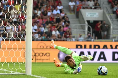 Na snímke brankár Valencie Cristian Rivero chytá penaltu v zápase k oslavám storočnice Spartaka Trnava medzi FC Spartak Trnava a Valencia CF v Trnave v sobotu 22. júla 2023. FOTO TASR - Lukáš Grinaj

- SR Trnava Spartak šport futbal výročie oslava TTX
- Spartak Trnava  Valencia CF