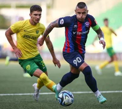 Na snímke zľava Dávid Ďuriš (Žilina) a Matúš Čonka (ViON) bojujú o loptu v zápase 5. kola futbalovej Niké ligy MŠK Žilina - FC ViON Zlaté Moravce v Žiline v sobotu 26. augusta 2023. FOTO TASR - Daniel Stehlík

- Slovensko šport futbal NL Niké liga
- 5. piate kolo Žilina ViON ZAX