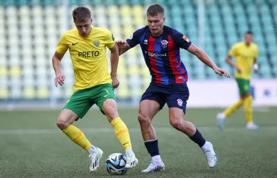 Na snímke zľava Patrik Myslovič (Žilina) a Jakub Švec (ViON) bojujú o loptu v zápase 5. kola futbalovej Niké ligy MŠK Žilina - FC ViON Zlaté Moravce v Žiline v sobotu 26. augusta 2023. FOTO TASR - Daniel Stehlík

- Slovensko šport futbal NL Niké liga
- 5. piate kolo Žilina ViON ZAX