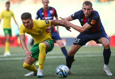 Na snímke zľava Dávid Ďuriš (Žilina) a Richard Nagy (ViON) bojujú o loptu v zápase 5. kola futbalovej Niké ligy MŠK Žilina - FC ViON Zlaté Moravce v Žiline v sobotu 26. augusta 2023. FOTO TASR - Daniel Stehlík

- Slovensko šport futbal NL Niké liga
- 5. piate kolo Žilina ViON ZAX