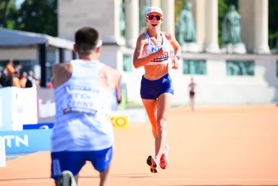 Dominik Černý a Hana Burzalová sa zasnúbili na MS v atletike 2023.