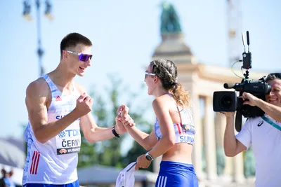 Dominik Černý a Hana Burzalová sa zasnúbili na MS v atletike 2023.