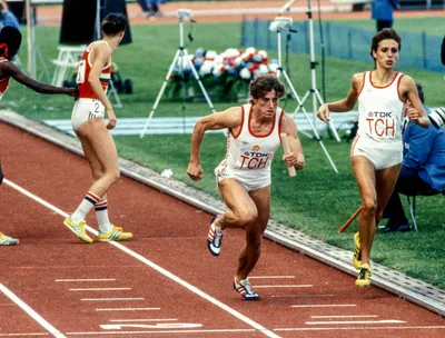 Štafeta 4x400 m na MS 1983. Zuzana Moravčíková odovzdáva kolík finišmanke Jarmile Kratochvílovej. 