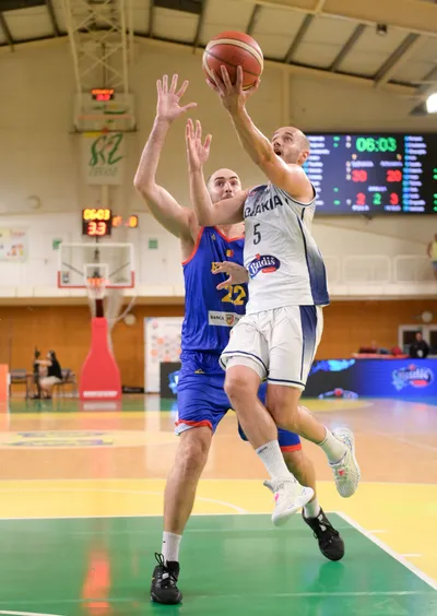 Na snímke zľava Alex Olah (Rumunsko) a Šimon Krajčovič (Slovensko) v zápase tretej fáze predkvalifikácie ME 2025 v basketbale mužov I-skupina Slovensko - Rumunsko 2. augusta 2023 v Leviciach. FOTO TASR - Henrich Mišovič 

- Slovensko šport basketbal predkvalifikácia ME 2025 I skupina
- SR Rumunsko
- muži