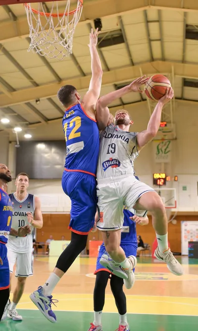 Na snímke zľava Bohdan Popa (Rumunsko) a Jakub Mokráň (Slovensko) v zápase tretej fázy predkvalifikácie ME 2025 v basketbale mužov I-skupina Slovensko - Rumunsko 2. augusta 2023 v Leviciach. FOTO TASR - Henrich Mišovič 

- Slovensko šport basketbal predkvalifikácia ME 2025 I skupina
- SR Rumunsko
- muži