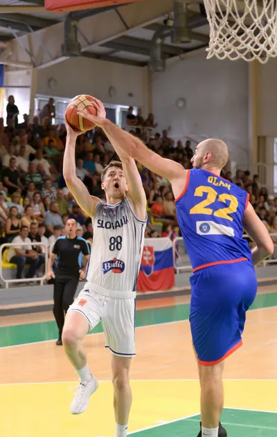 Na snímke zľava Timotej Malovec (Slovensko) a Alex Olah (Rumunsko) v zápase tretej fázy predkvalifikácie ME 2025 v basketbale mužov I-skupina Slovensko - Rumunsko. 