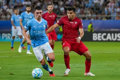 Phil Foden a Marcos Acuna. 
