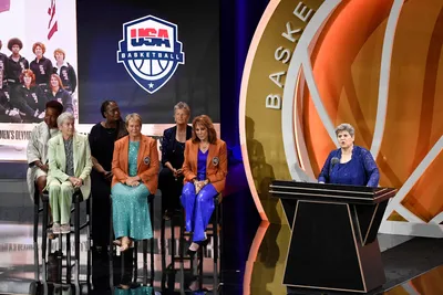 Do basketbalovej Siene slávy uviedli aj víťazný ženský tím USA z OH 1976. 