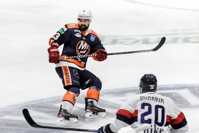 Kaspars Daugavinš a Jakub Minárik počas zápasu 1. kola hokejovej Tipos extraligy HC Slovan Bratislava – HK Dukla Ingema Michalovce. 