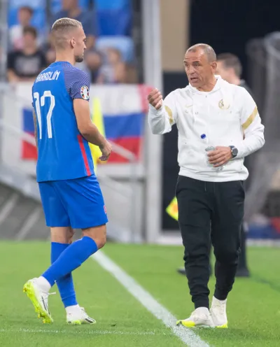 Francesco Calzona a Lukáš Haraslín v kvalifikačnom zápase J-skupiny na EURO 2024 Slovensko - Lichtenštajnsko.