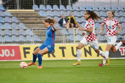 Slovenská futbalistka Tamara Morávková v gólovej akcii v zápase Ligy národov. 