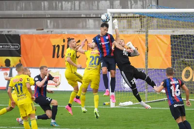 Na snímke druhý sprava brankár Matúš Kira (Košice) a tretí sprava Roman Čerepkai (Zlaté Moravce) v zápase 6. kola Niké ligy vo futbale FC Košice - ViOn Zlaté Moravce v Košiciach 2. septembra 2023. FOTO TASR - František Iván

- SR Košice šport futbal NL 6. kolo Zlaté Moravce KEX
- FC Košice - ViOn Zlaté Moravce