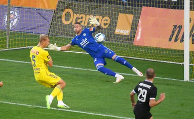 Na snímke uprostred brankár Matúš Kira (Košice), vpravo Njegoš Kupusovič (Trenčín) v zápase 8. kola futbalovej Niké ligy FC Košice - AS Trenčín 22. septembra 2023 v Košiciach. FOTO TASR - František Iván

- SR Košice šport futbal NL 8. kolo Trenčín KEX
- FC Košice - AS Trenčín