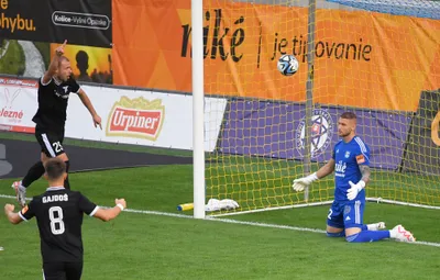 Na snímke vpravo brankár Matúš Kira (Košice) inkasuje prvý gól  v zápase 8. kola futbalovej Niké ligy FC Košice - AS Trenčín 22. septembra 2023 v Košiciach. FOTO TASR - František Iván

- SR Košice šport futbal NL 8. kolo Trenčín KEX
- FC Košice - AS Trenčín