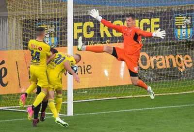 Na snímke druhý sprava hlavičkuje Ján Krivák (Košice) a vpravo brankár Matej Slávik (Zlaté Moravce) v zápase 6. kola Niké ligy vo futbale FC Košice - ViOn Zlaté Moravce v Košiciach 2. septembra 2023. FOTO TASR - František Iván

- SR Košice šport futbal NL 6. kolo Zlaté Moravce KEX
- FC Košice - ViOn Zlaté Moravce