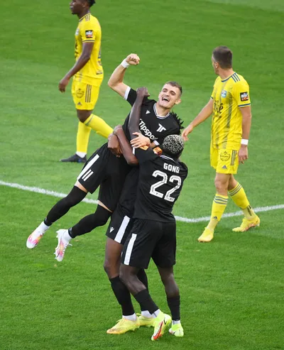 Na snímke gólová radosť hráčov Trenčína v zápase 8. kola futbalovej Niké ligy FC Košice - AS Trenčín 22. septembra 2023 v Košiciach. FOTO TASR - František Iván

- SR Košice šport futbal NL 8. kolo Trenčín KEX
- FC Košice - AS Trenčín