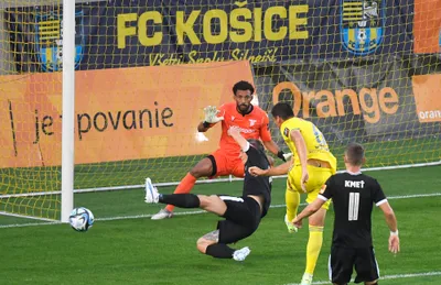 Na snímke druhý sprava Kristi Qose (Košice) strieľa na bránu Trenčína  v zápase 8. kola futbalovej Niké ligy FC Košice - AS Trenčín 22. septembra 2023 v Košiciach. FOTO TASR - František Iván

- SR Košice šport futbal NL 8. kolo Trenčín KEX
- FC Košice - AS Trenčín