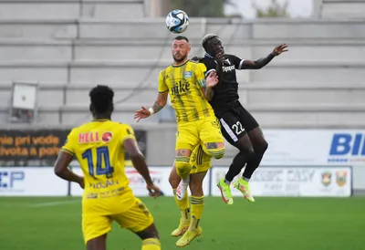 Na snímke uprostred Erik Pačinda (Košice), vpravo Hilary Gong Chuhwak (Trenčín) v zápase 8. kola futbalovej Niké ligy FC Košice - AS Trenčín 22. septembra 2023 v Košiciach. FOTO TASR - František Iván

- SR Košice šport futbal NL 8. kolo Trenčín KEX
- FC Košice - AS Trenčín