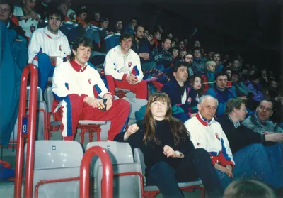 Lucia Medzihradská v spoločnosti skokanov na lyžiach na hokejovom zápase slovenskej reprezentácie na ZOH 1994. 