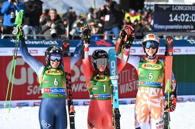 Na snímke slovenská lyžiarka Petra Vlhová (vpravo) sa teší z tretieho miesta v obrovskom slalome Svetového pohára v rakúskom Söldene v sobotu 28. októbra 2023. Víťazkou sa stala Švajčiarka Lara Gutová-Behramiová (uprostred) a druhá skončila Talianka Federica Brignoneová (vľavo). FOTO TASR - Martin Baumann 

- Rakúsko šport alpské lyžovanie slovaciká
- Svetový pohár Sölden 
- druhé kolo ženy obrovský slalom SP