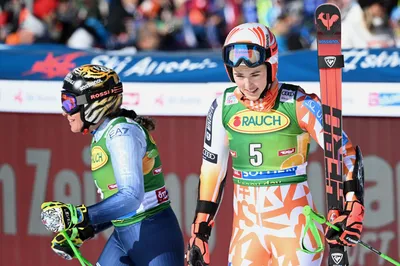 Na snímke slovenská lyžiarka Petra Vlhová (vpravo) obsadila tretie miesto v obrovskom slalome Svetového pohára v rakúskom Söldene v sobotu 28. októbra 2023. Druhá skončila Talianka Federica Brignoneová (vľavo). FOTO TASR - Martin Baumann 

- Rakúsko šport alpské lyžovanie slovaciká
- Svetový pohár Sölden 
- druhé kolo ženy obrovský slalom SP