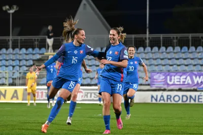 Na snímke sprava hráčka Slovenska Mária Mikolajová a spoluhráčka Tamara Morávková oslavujú úvodný gól v zápase Ligy národov žien 2. skupiny B-divízie Slovensko - Rumunsko v utorok 31. októbra 2023 v Senci. FOTO TASR - Lukáš Grinaj



- SR Senec šport futbal LN ženy 2. sk. B-divízia BAX
- Slovensko - Rumunsko