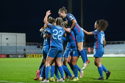 Na snímke hráčky Slovenska oslavujú úvodný gól v zápase Ligy národov žien 2. skupiny B-divízie Slovensko - Rumunsko v utorok 31. októbra 2023 v Senci. FOTO TASR - Lukáš Grinaj



- SR Senec šport futbal LN ženy 2. sk. B-divízia BAX
- Slovensko - Rumunsko