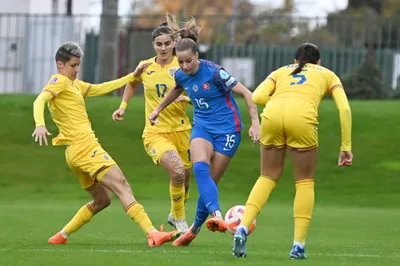 Na snímke zľava hráčky Rumunska Ana Maria Stanciuová, Claudia Bistrianová, hráčka Slovenska Tamara Morávková a hráčka Rumunska Teodora Melutaová v zápase futbalovej Ligy národov žien 2. skupiny B-divízie Slovensko - Rumunsko v utorok 31. októbra 2023 v Senci. FOTO TASR - Lukáš Grinaj


- SR Senec šport futbal LN ženy 2. sk. B-divízia BAX
- Slovensko - Rumunsko