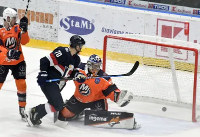 Momentka zo zápasu HK Dukla Ingema Michalovce - HC Slovan Bratislava.
