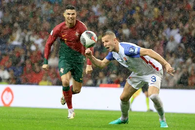 Denis Vavro a Cristiano Ronaldo v zápase Portugalsko - Slovensko.