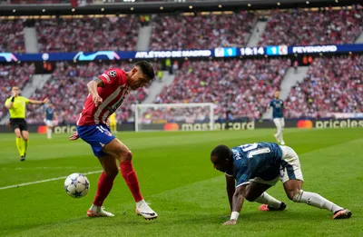 Atletico Madrid's Nahuel Molina, left, and Feyenoord's Igor Paixao fight for the ball during the Champions League Group E soccer match between Atletico Madrid and Feyenoord at the Metropolitano stadium in Madrid, Spain, Wednesday, Oct. 4, 2023. (AP Photo/Bernat Armangue)

- XCHAMPIONSLEAGUEX
