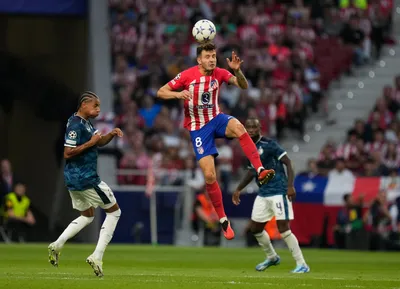 Atletico Madrid's Saul, heads the ball, as Feyenoord's Calvin Stengs reacts during the Champions League Group E soccer match between Atletico Madrid and Feyenoord at the Metropolitano stadium in Madrid, Spain, Wednesday, Oct. 4, 2023. (AP Photo/Bernat Armangue)

- XCHAMPIONSLEAGUEX