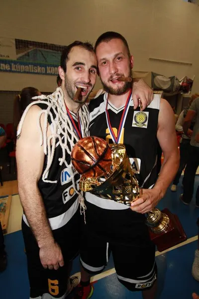 Richard Urland (vpravo) a Nenad Miloševič (vľavo) pri zisku titulu majstra Slovenska s Interom Bratislava v sezóne 2012/2013. 