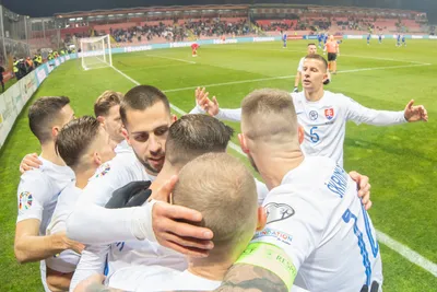 Róbert Boženík sa so spoluhráčmi teší po strelenom góle v zápase Bosna a Hercegovina - Slovensko v kvalifikácii EURO 2024.