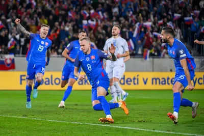 Ondrej Duda strieľa gól v zápase Slovensko - Island v kvalifikácii EURO 2024.